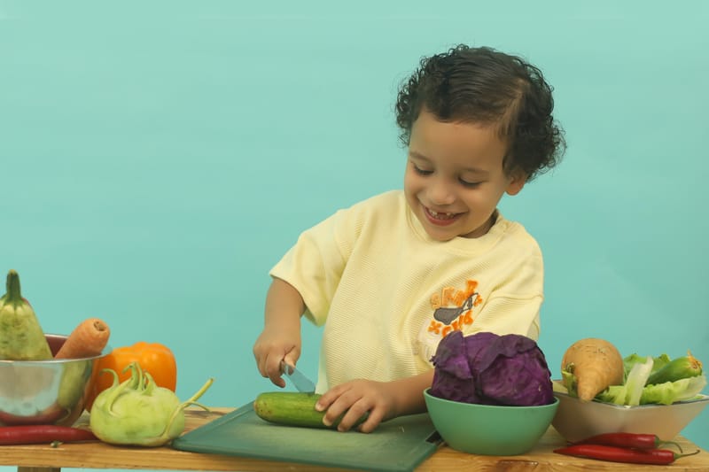 לפעמים זה מלחמת כריות, לפעמים זה לחתוך ירקות, לפעמים זה סתם להתגלגל על שטיח. תמיד זה משחק והנאה לילדים, תמיד זה מזגן לאמא...:) והכי כיף זה הרקע הנקי הזה שנותן את כל הפוקוס רק למתוק שלך...
