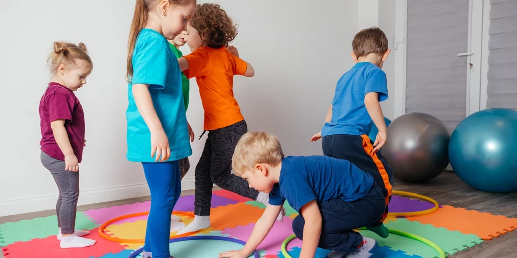 enfant et un exercice de Brain Gym illustrant le côté ludique et positif de la méthode.