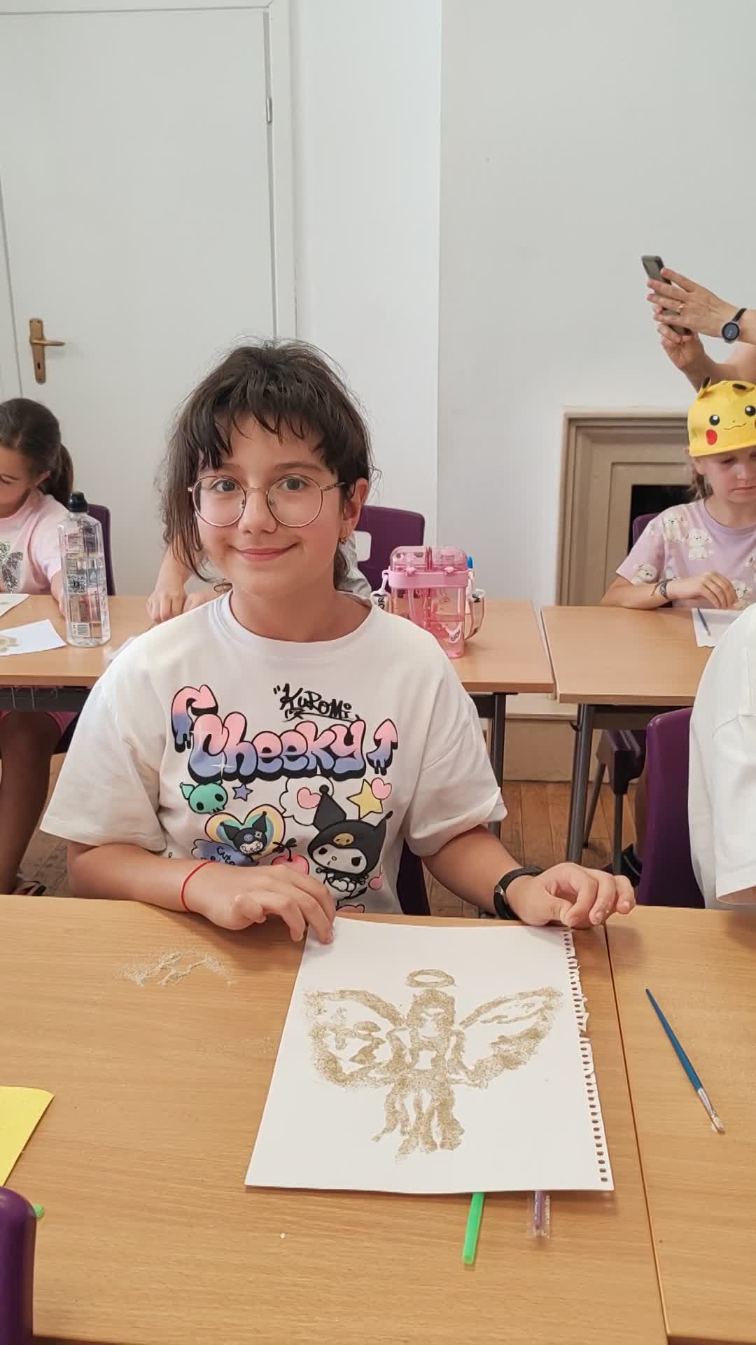 Scriere creativă cu ajutorul desenelor in nisip.