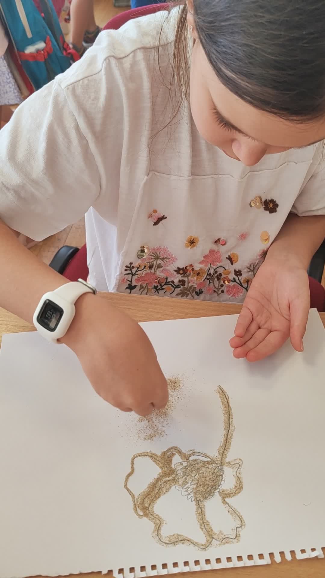 Scriere creativă cu ajutorul desenelor in nisip.