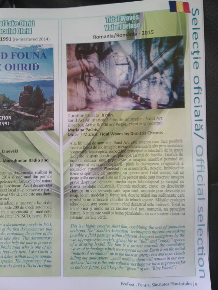 Prima scenografie dinamică Sand Art din România. Nisipul se transformă în timp real, dialoghează cu actorii, creează universuri paralele prin umbre. Nu mai construiești decorul. Îl modelezi. Îl transformi. Îl trăiești.  Un spectacol. O sută de decoru