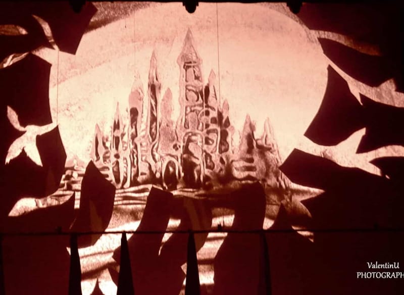 Prima scenografie dinamică Sand Art din România. Nisipul se transformă în timp real, dialoghează cu actorii, creează universuri paralele prin umbre. Nu mai construiești decorul. Îl modelezi. Îl transformi. Îl trăiești.  Un spectacol. O sută de decoru