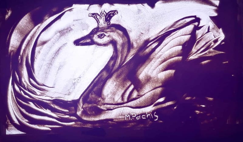 Prima scenografie dinamică Sand Art din România. Nisipul se transformă în timp real, dialoghează cu actorii, creează universuri paralele prin umbre. Nu mai construiești decorul. Îl modelezi. Îl transformi. Îl trăiești.  Un spectacol. O sută de decoru