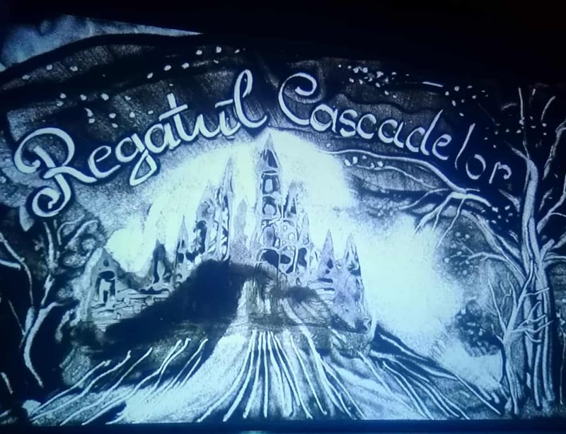 Prima scenografie dinamică Sand Art din România. Nisipul se transformă în timp real, dialoghează cu actorii, creează universuri paralele prin umbre. Nu mai construiești decorul. Îl modelezi. Îl transformi. Îl trăiești.  Un spectacol. O sută de decoru