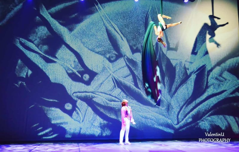 Prima scenografie dinamică Sand Art din România. Nisipul se transformă în timp real, dialoghează cu actorii, creează universuri paralele prin umbre. Nu mai construiești decorul. Îl modelezi. Îl transformi. Îl trăiești.  Un spectacol. O sută de decoru