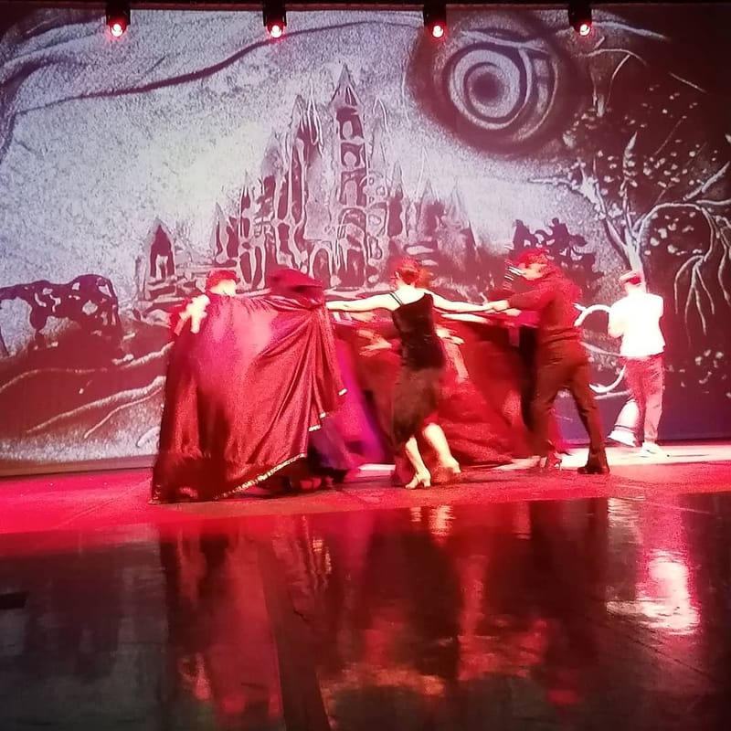 Prima scenografie dinamică Sand Art din România. Nisipul se transformă în timp real, dialoghează cu actorii, creează universuri paralele prin umbre. Nu mai construiești decorul. Îl modelezi. Îl transformi. Îl trăiești.  Un spectacol. O sută de decoru