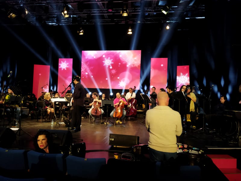 Prima scenografie dinamică Sand Art din România. Nisipul se transformă în timp real, dialoghează cu actorii, creează universuri paralele prin umbre. Nu mai construiești decorul. Îl modelezi. Îl transformi. Îl trăiești.  Un spectacol. O sută de decoru