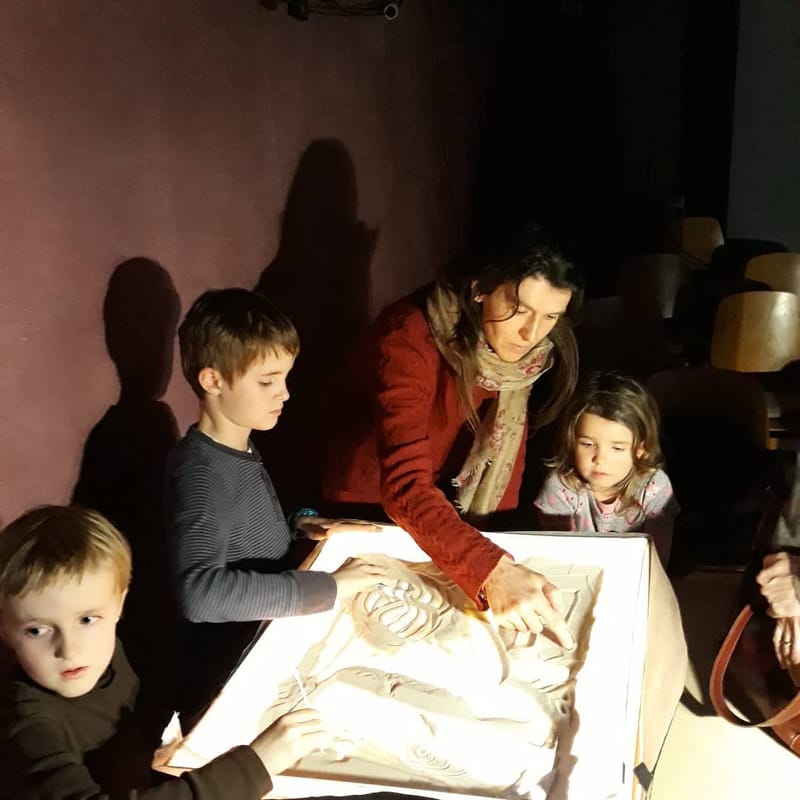 Ciocolata, nisipul și alte materiale. Metode neconvențională de scriere, caligrafie, desen