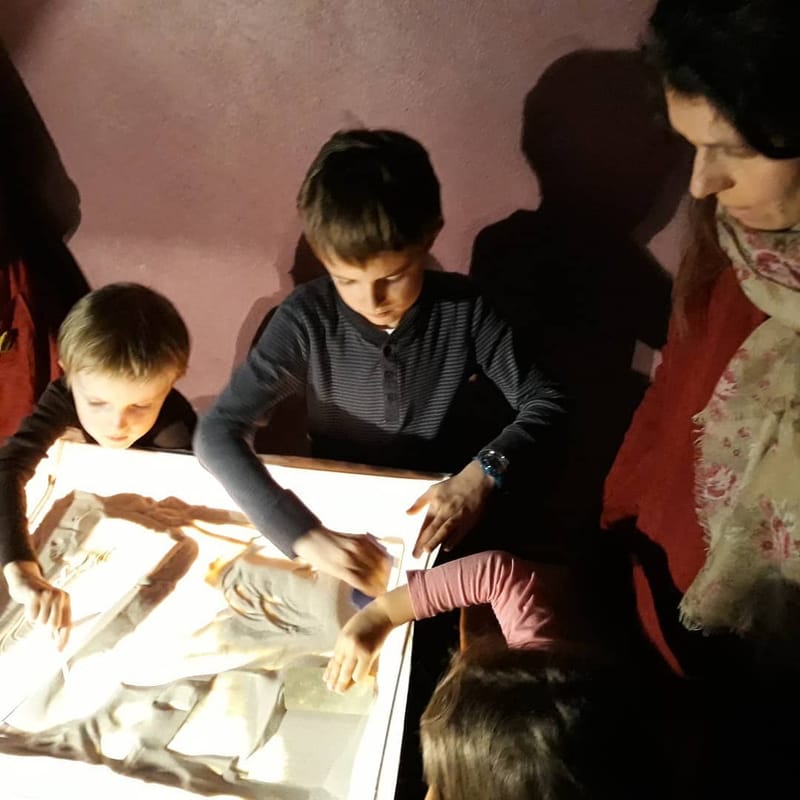 Ciocolata, nisipul și alte materiale. Metode neconvențională de scriere, caligrafie, desen