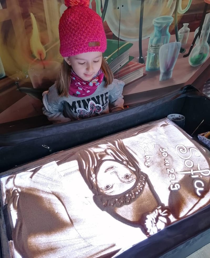 Ciocolata, nisipul și alte materiale. Metode neconvențională de scriere, caligrafie, desen