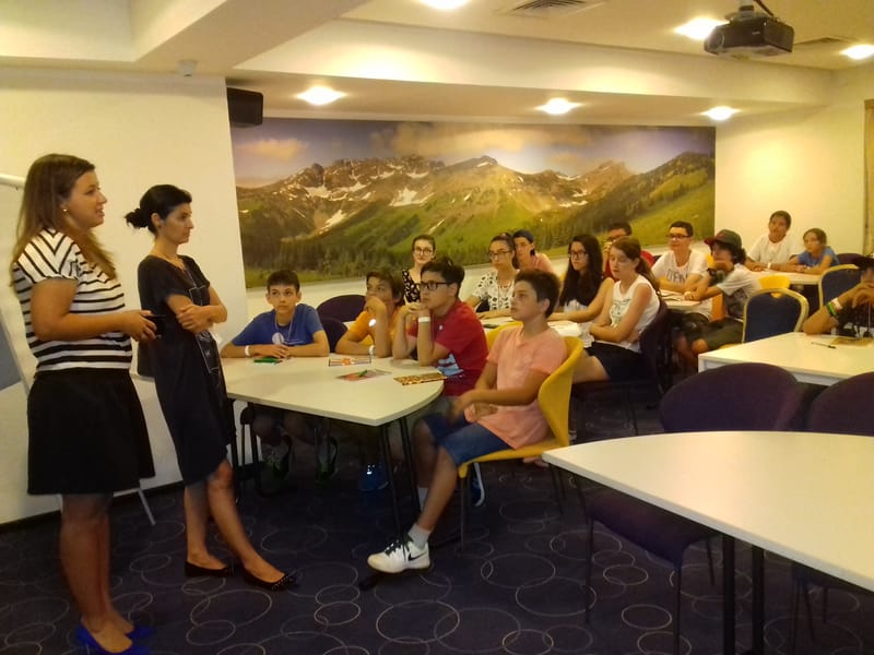 Tabără de Artă, Afaceri & Autocunoaștere -  Scriere creativă cu poveste schițată in nisip ca un storyboard