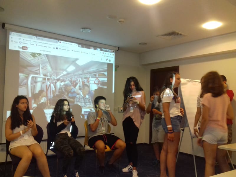 Tabără de Artă, Afaceri & Autocunoaștere -  Scriere creativă cu poveste schițată in nisip ca un storyboard