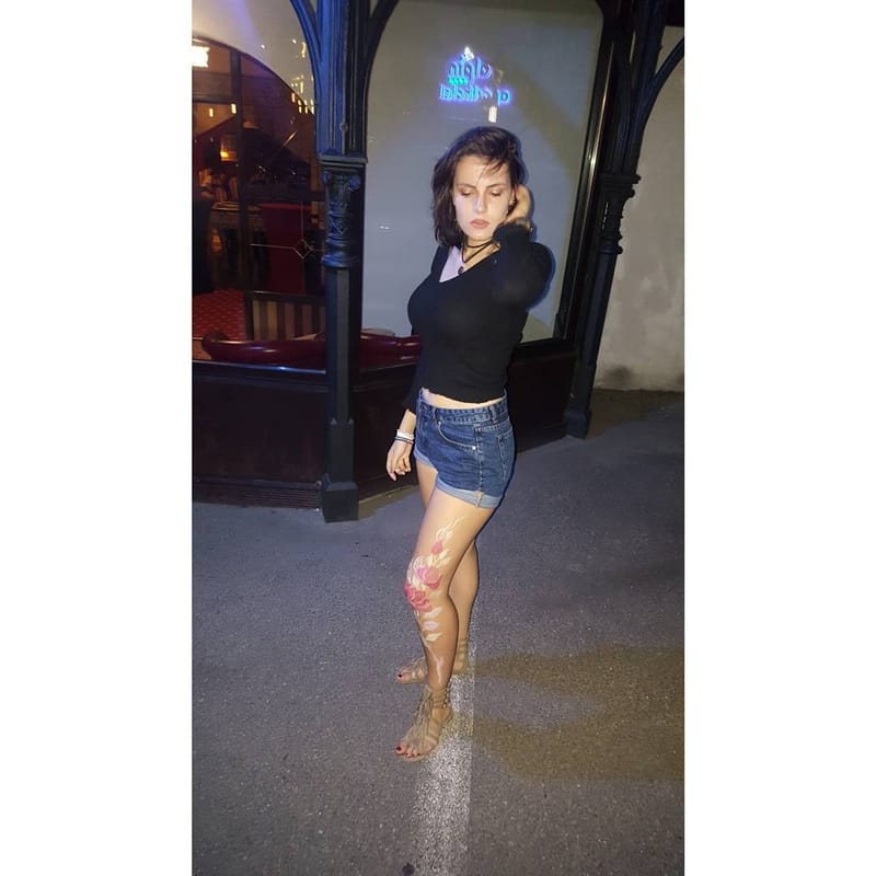 Scriere creativă cu ajutorul desenelor in nisip.