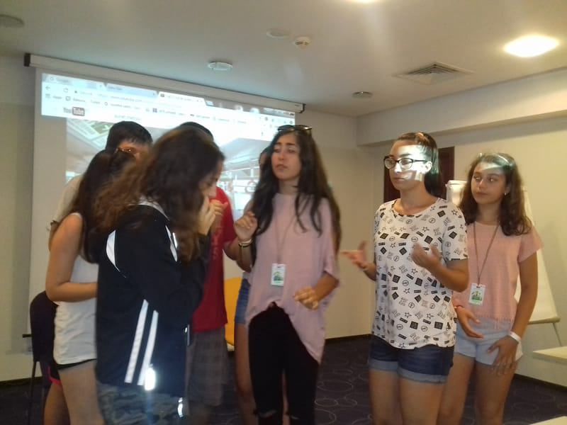 Scriere creativă cu ajutorul desenelor in nisip.