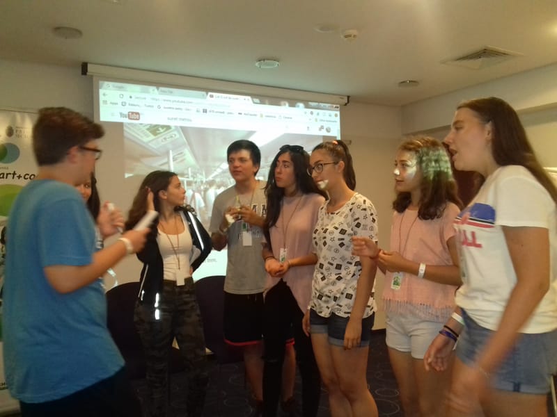 Scriere creativă cu ajutorul desenelor in nisip.