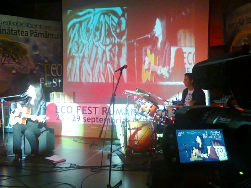 Scriere creativă cu ajutorul desenelor in nisip.