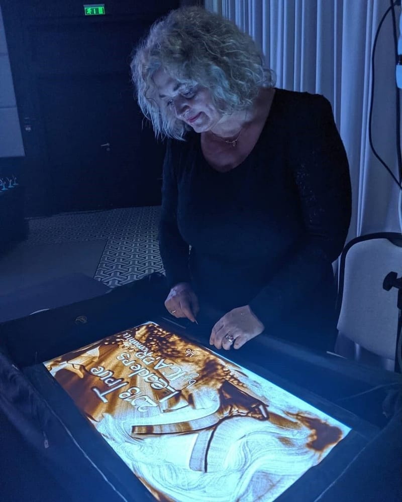 Descoperă Magia Artei cu NisipPrima școală de Sand Art din România - Transformă nisipul în povești vizuale