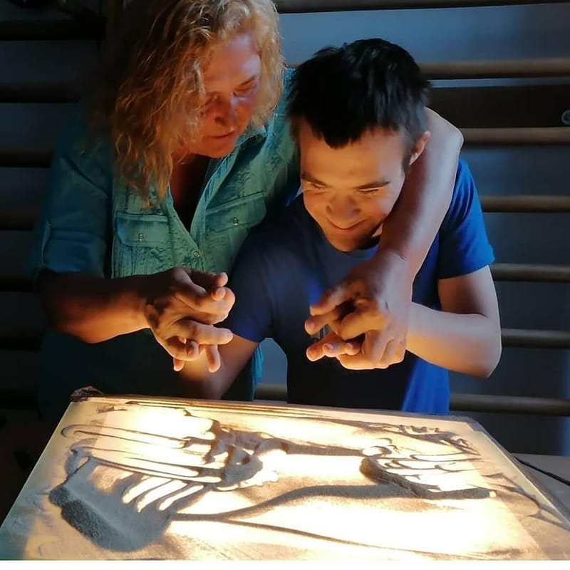 Descoperă Magia Artei cu NisipPrima școală de Sand Art din România - Transformă nisipul în povești vizuale