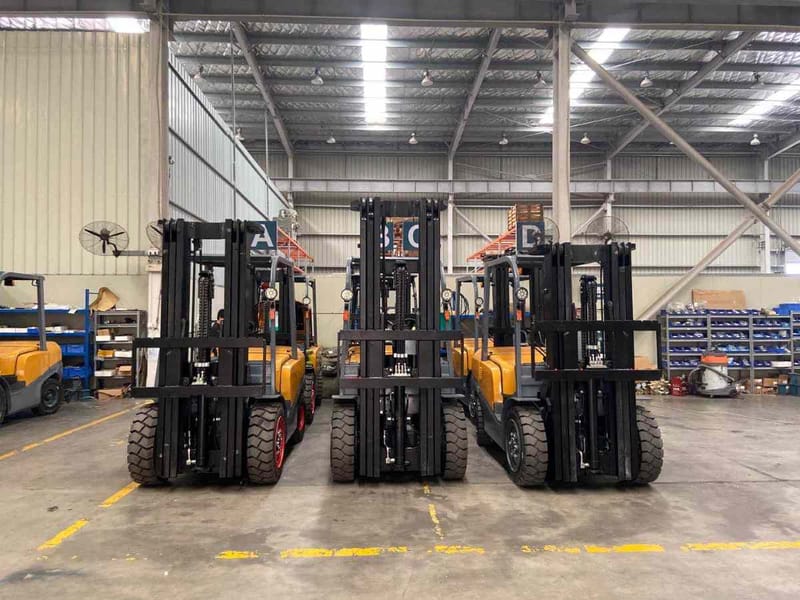 A Complete Look at Warehousing Equipment: From Forklifts to Full Racking Systems