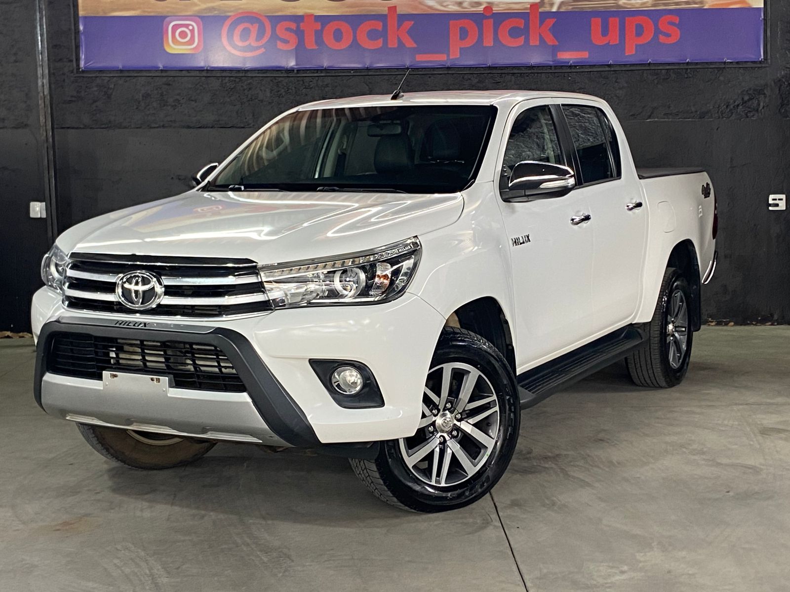 TOYOTA HILLUX SRX 2017 EXTREMAMENTE NOVA 