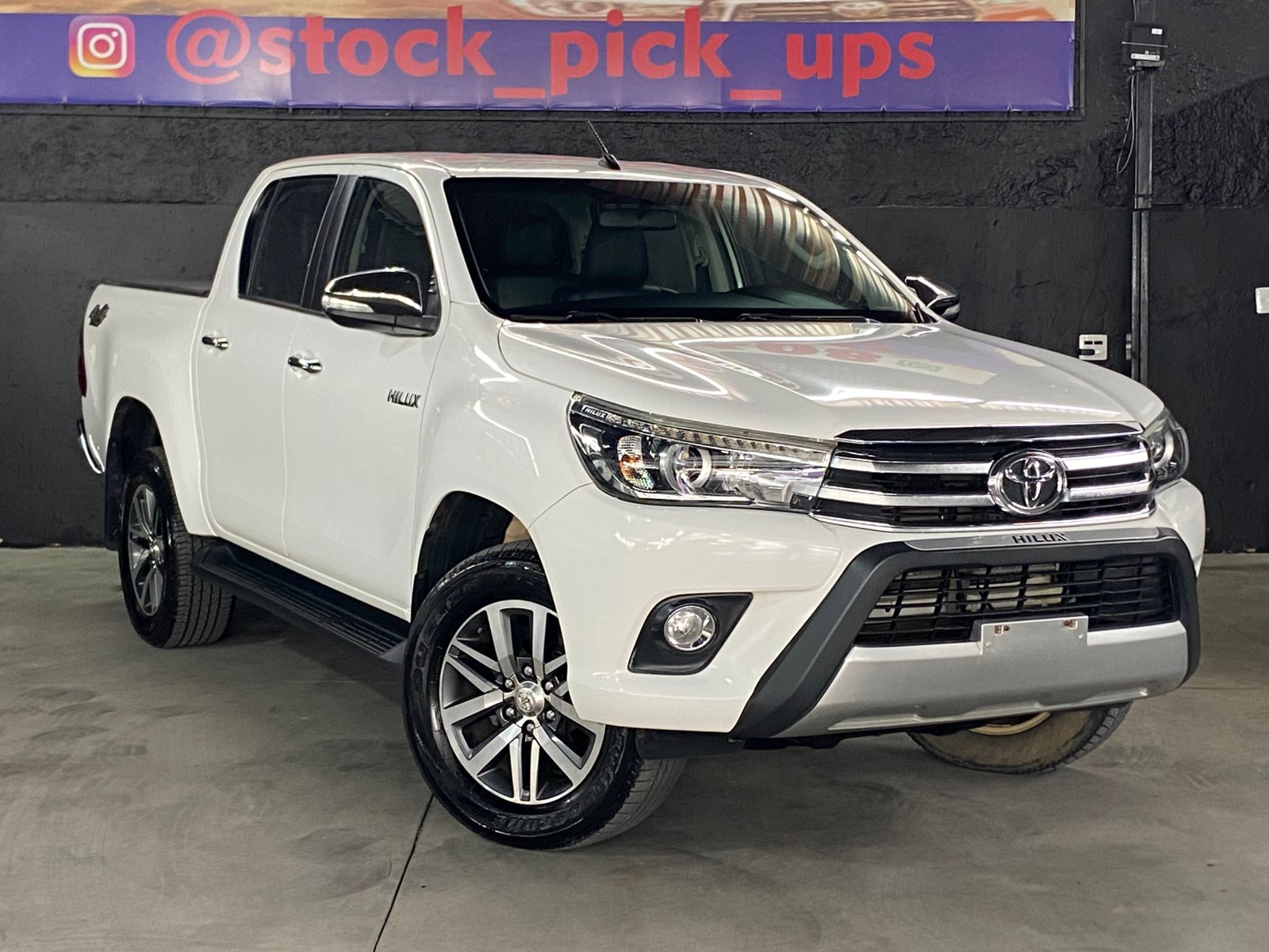 TOYOTA HILLUX SRX 2017 EXTREMAMENTE NOVA 