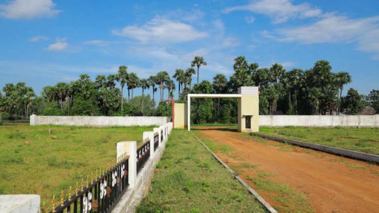 ENTRANCE GATE WITH ARCH