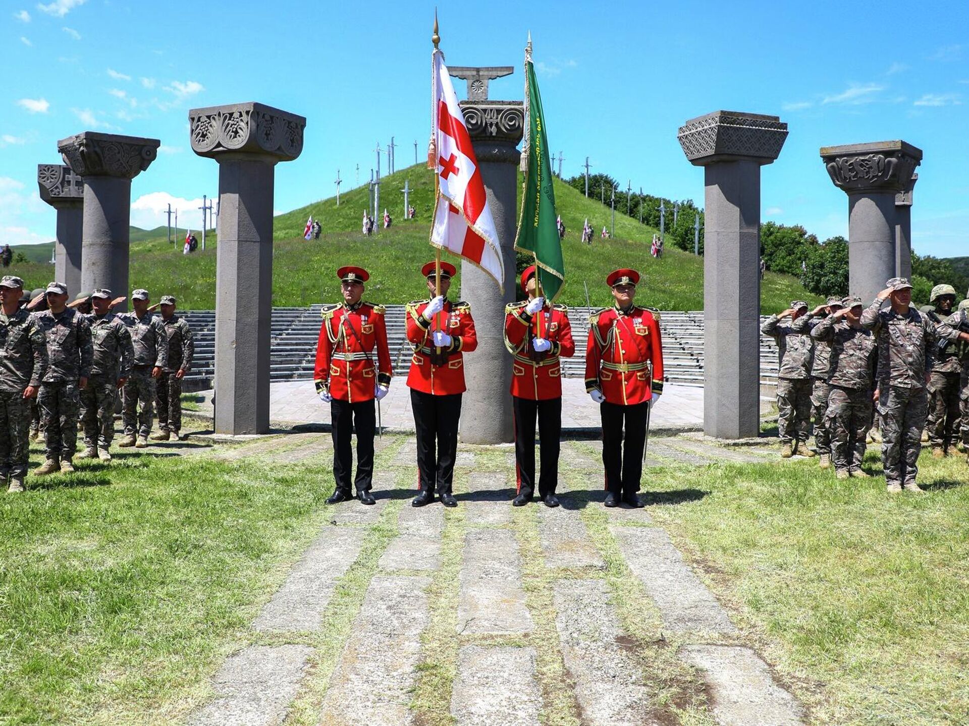 Почётный караул у мемориала битвы при Дидгори, Грузия