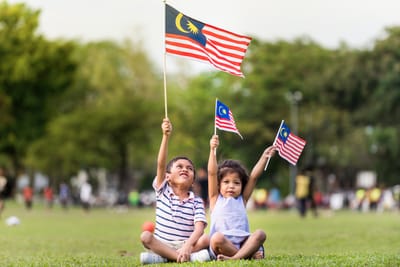 🌴 اكتشف ماليزيا الساحرة مع سَنَاب ترافيل: حيثُ تلتقي الحداثة بالطبيعة الخلابة!