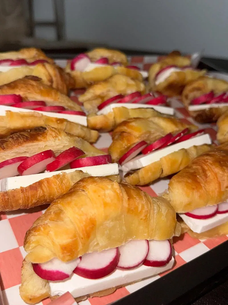 מגש כריכוני קרואסון פטה וריבת בצל - 12 י'ח - 222₪