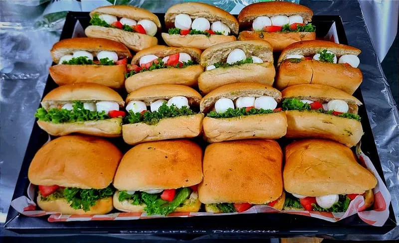 מגש מיני ג'בטות במגוון מילויים - 16 י'ח - 198₪