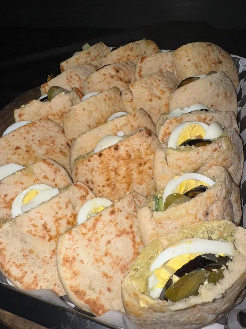 מגש מיני פיתות סביח - 15 י'ח - 174₪