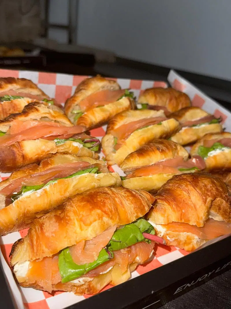 קרואסון סלמון מעושן - 12 י'ח - 198₪