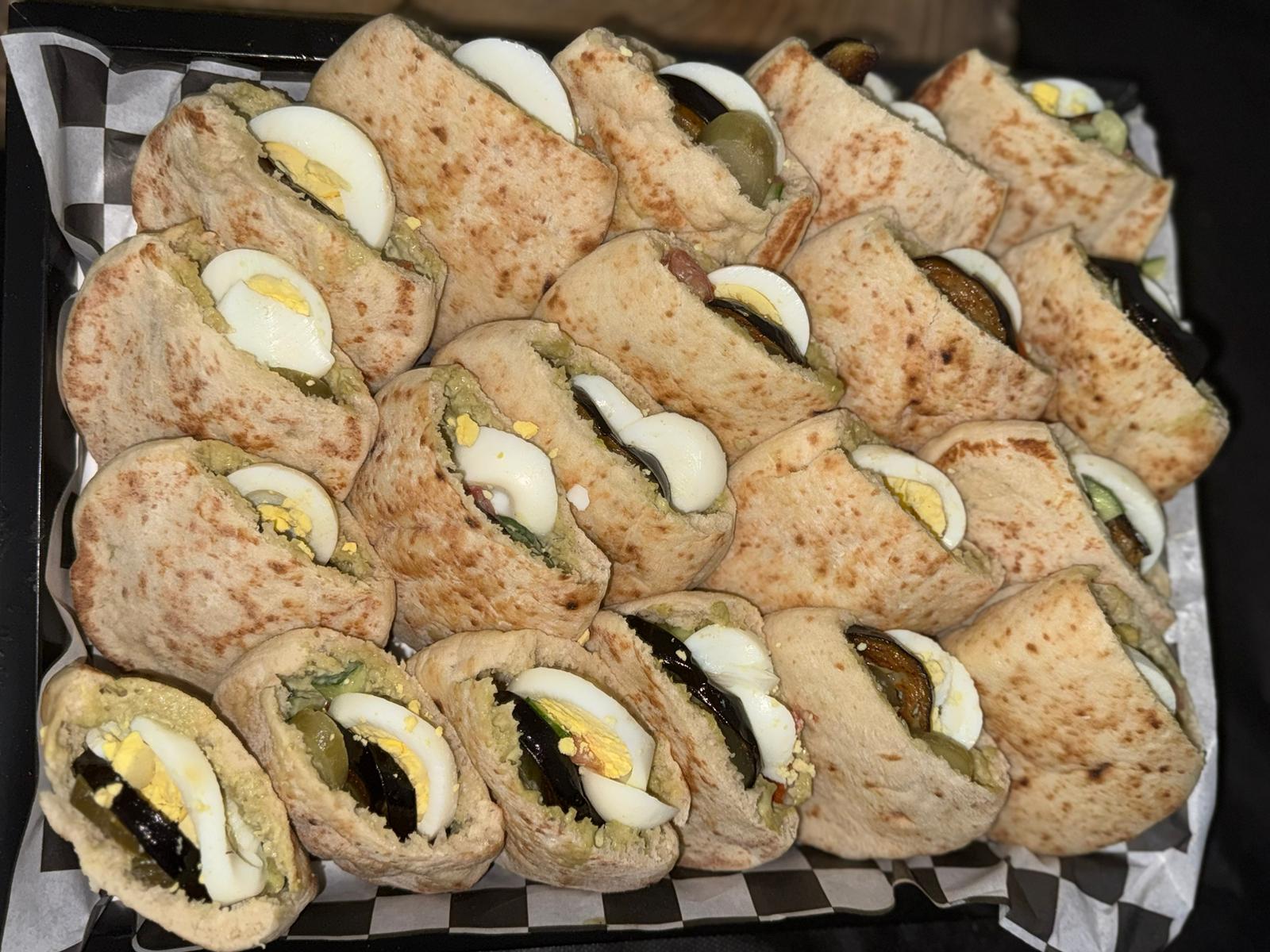 מגש מיני פיתות סביח - 15 י'ח - 174₪