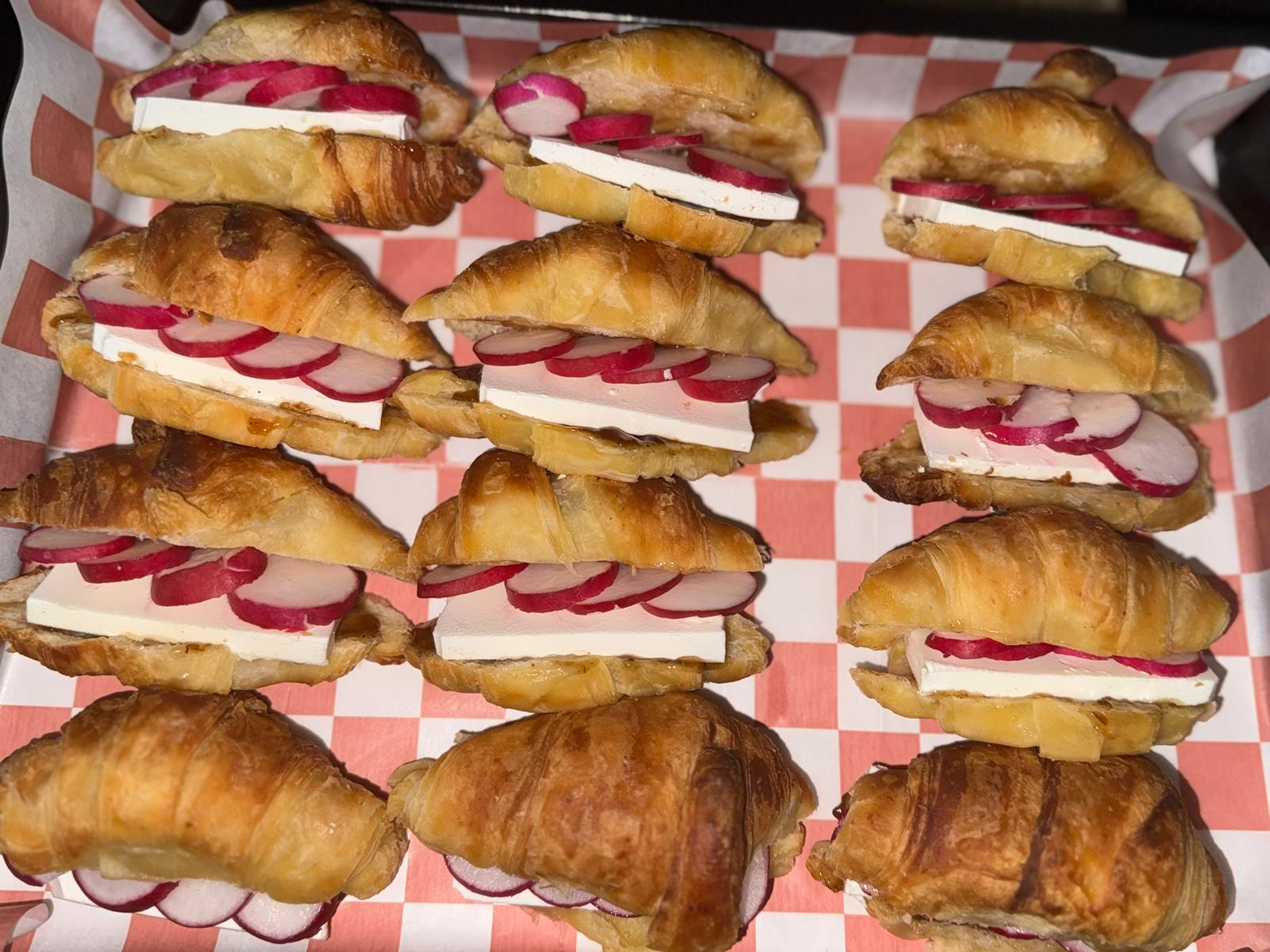 מגש כריכוני קרואסון פטה וריבת בצל - 12 י'ח - 222₪