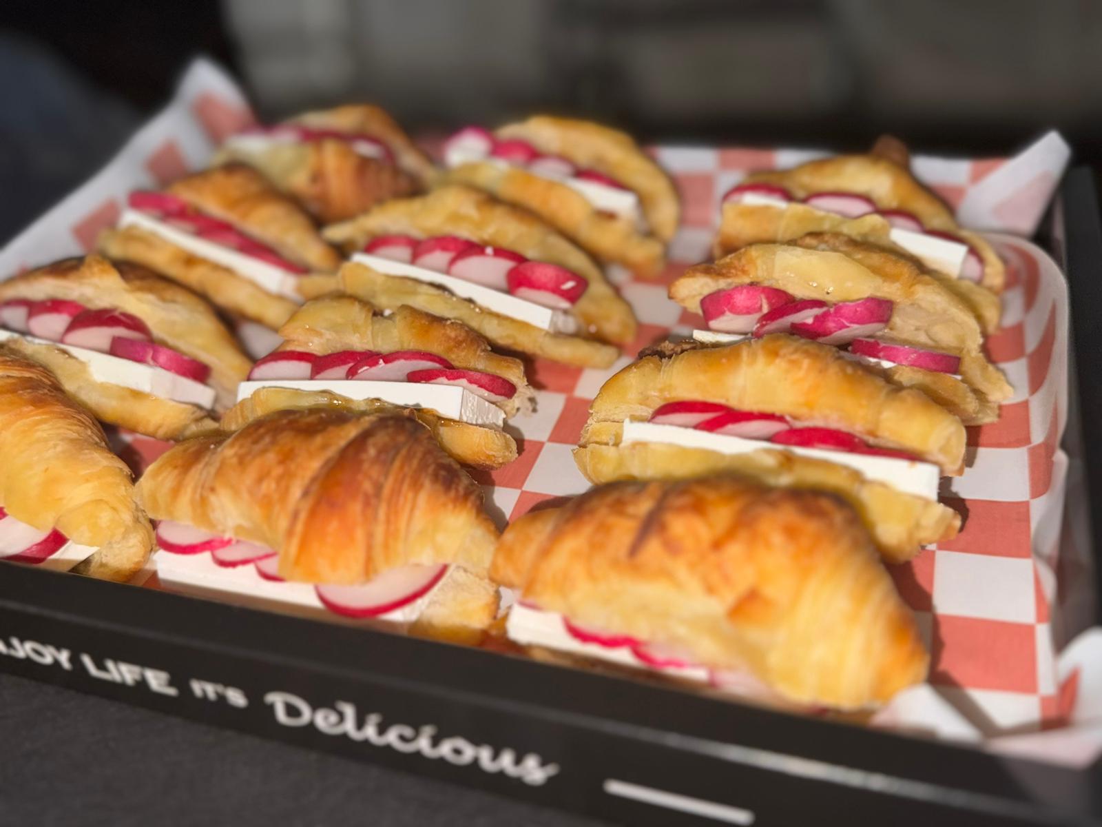 מגש כריכוני קרואסון פטה וריבת בצל - 12 י'ח - 222₪