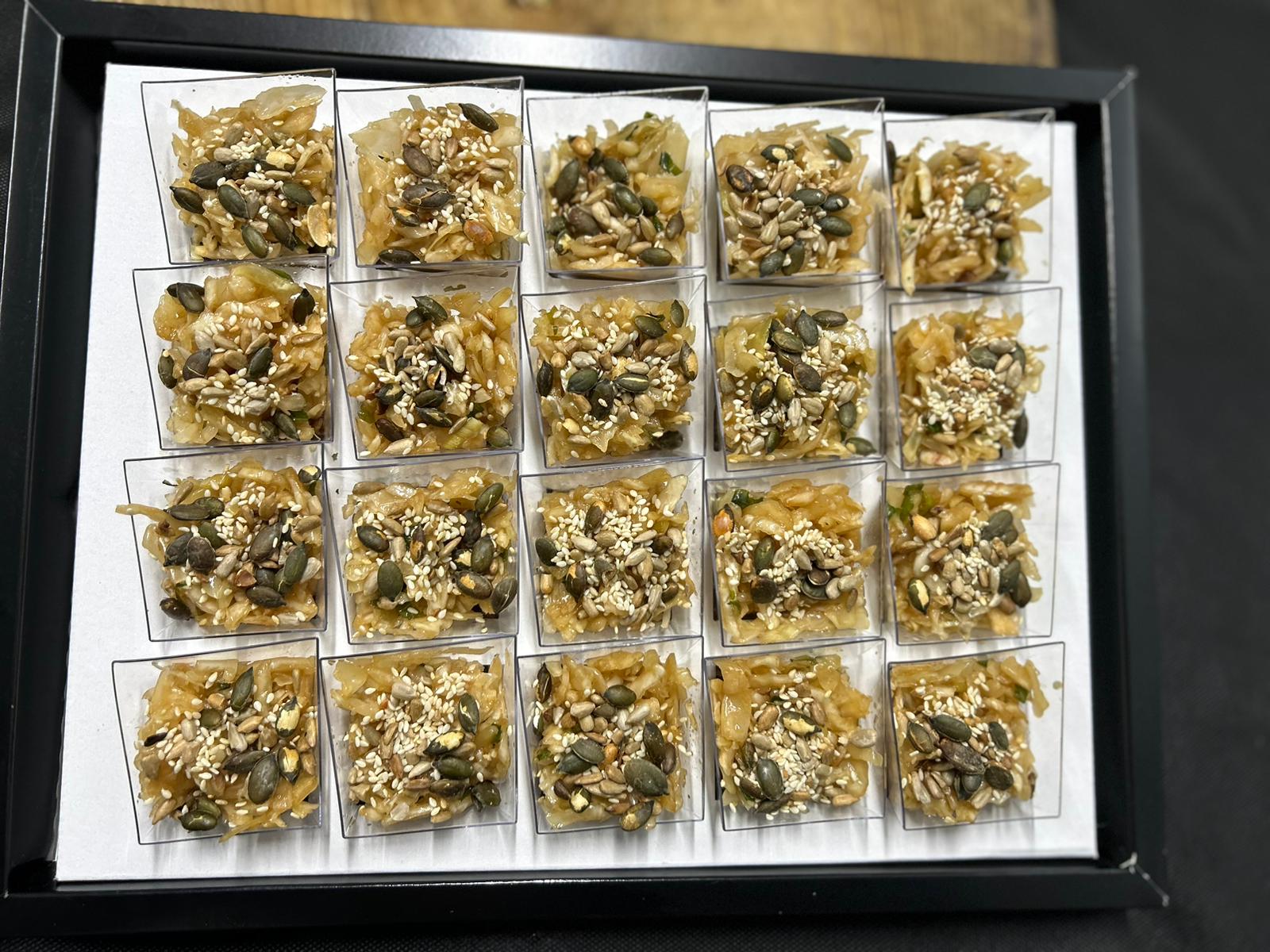 מגש כוסות סלט כרוב תאילנדי - 20 כוסות אישיות - 192₪