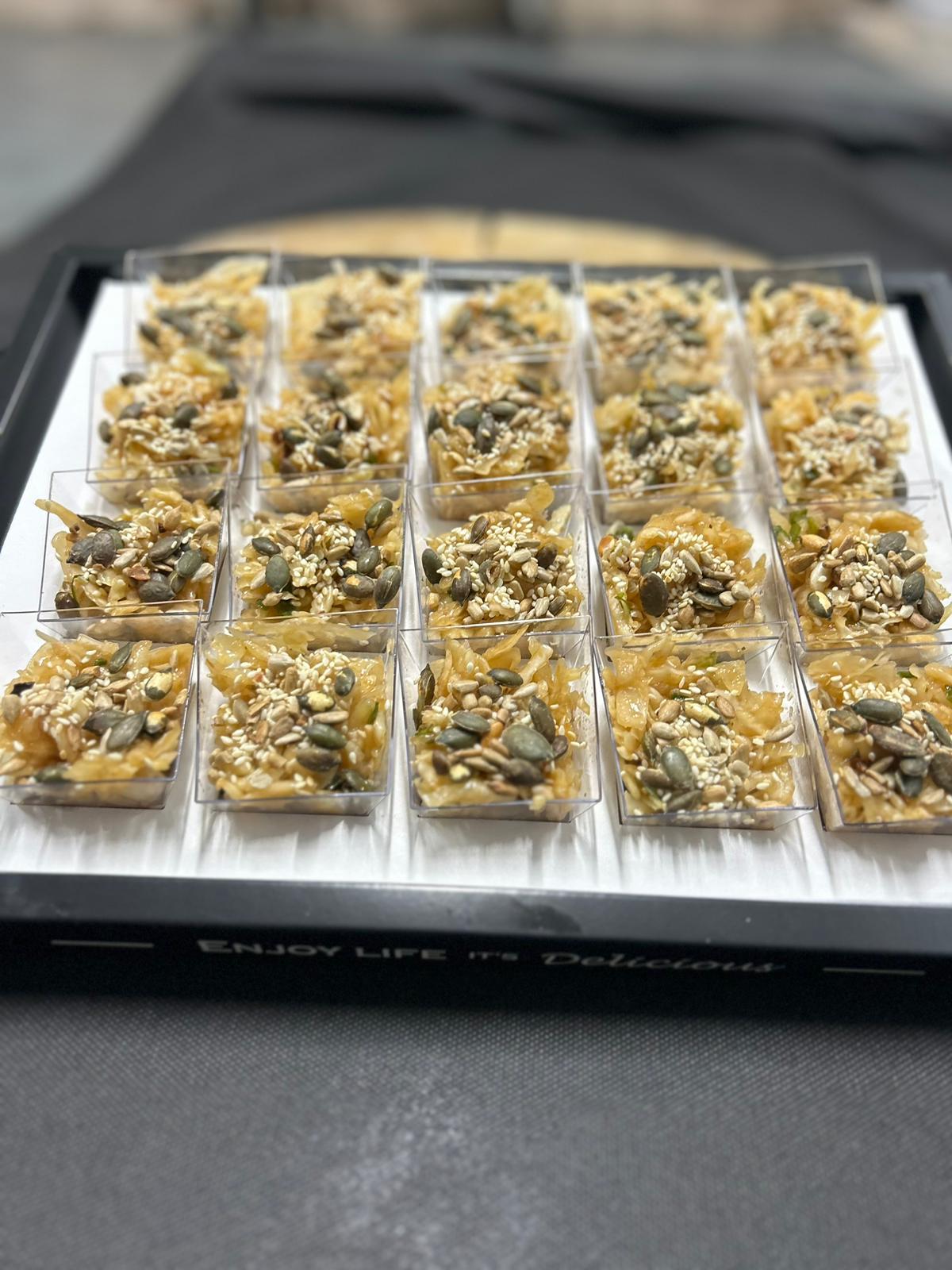 מגש כוסות סלט כרוב תאילנדי - 20 כוסות אישיות - 192₪