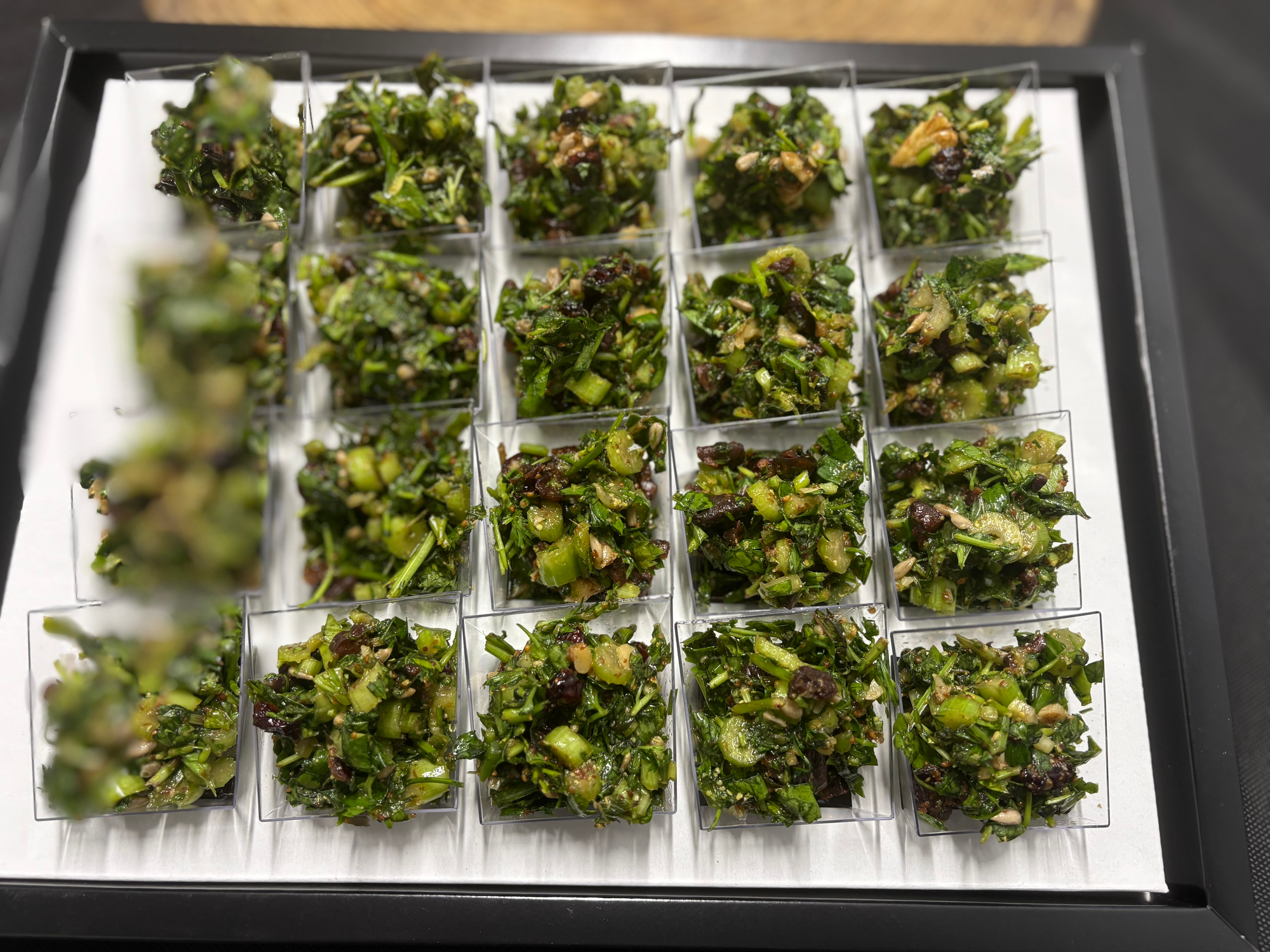 מגש כוסות סלט עשבי תיבול - 20 כוסות אישיות - 198₪