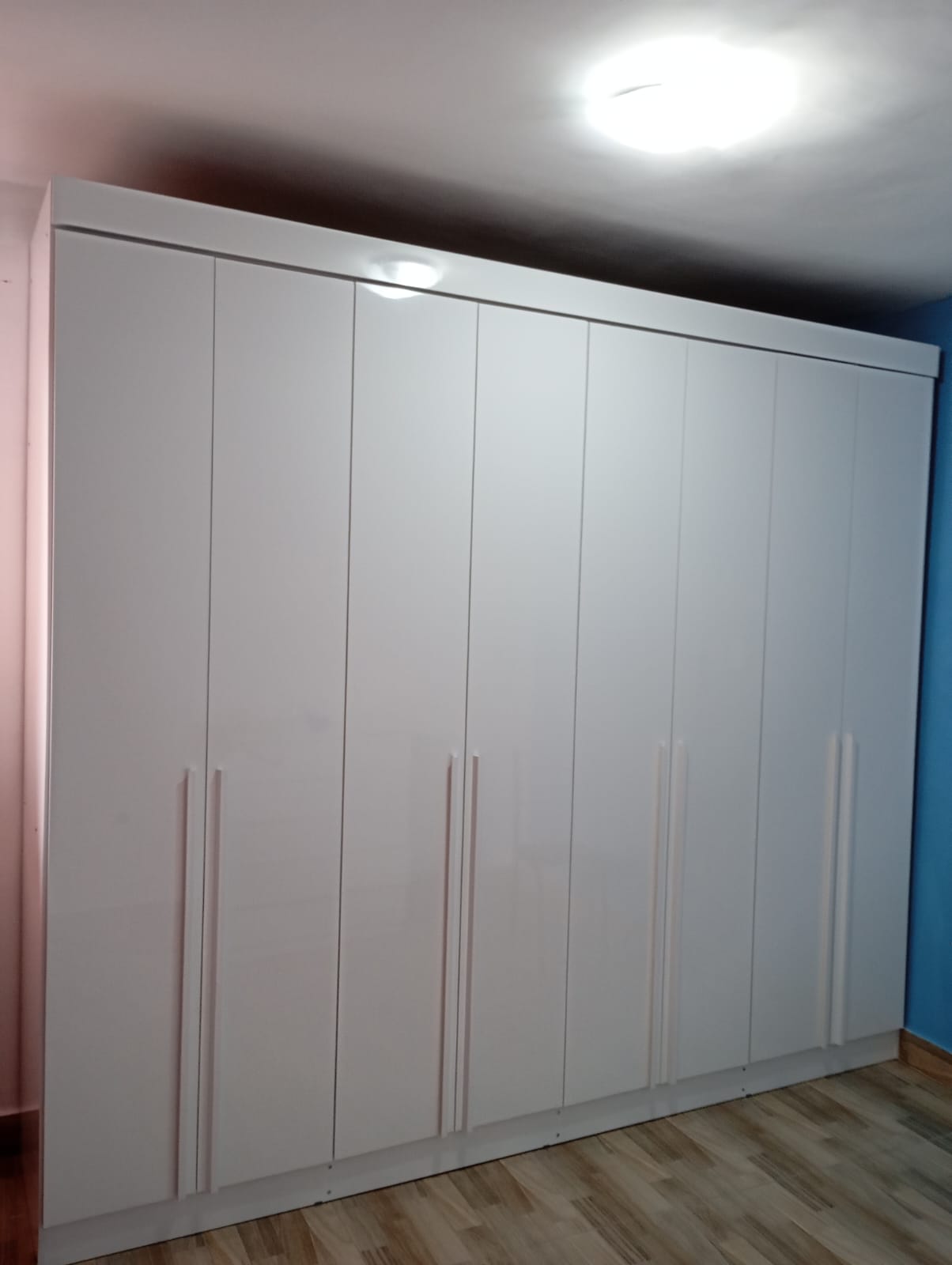 Montagem profissional de guarda-roupa de casal com portas de correr em Santo André.