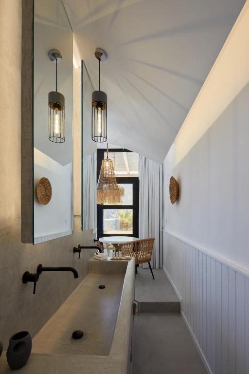 Oscar Seafront Front Suites,Agios Georgios,Santorini