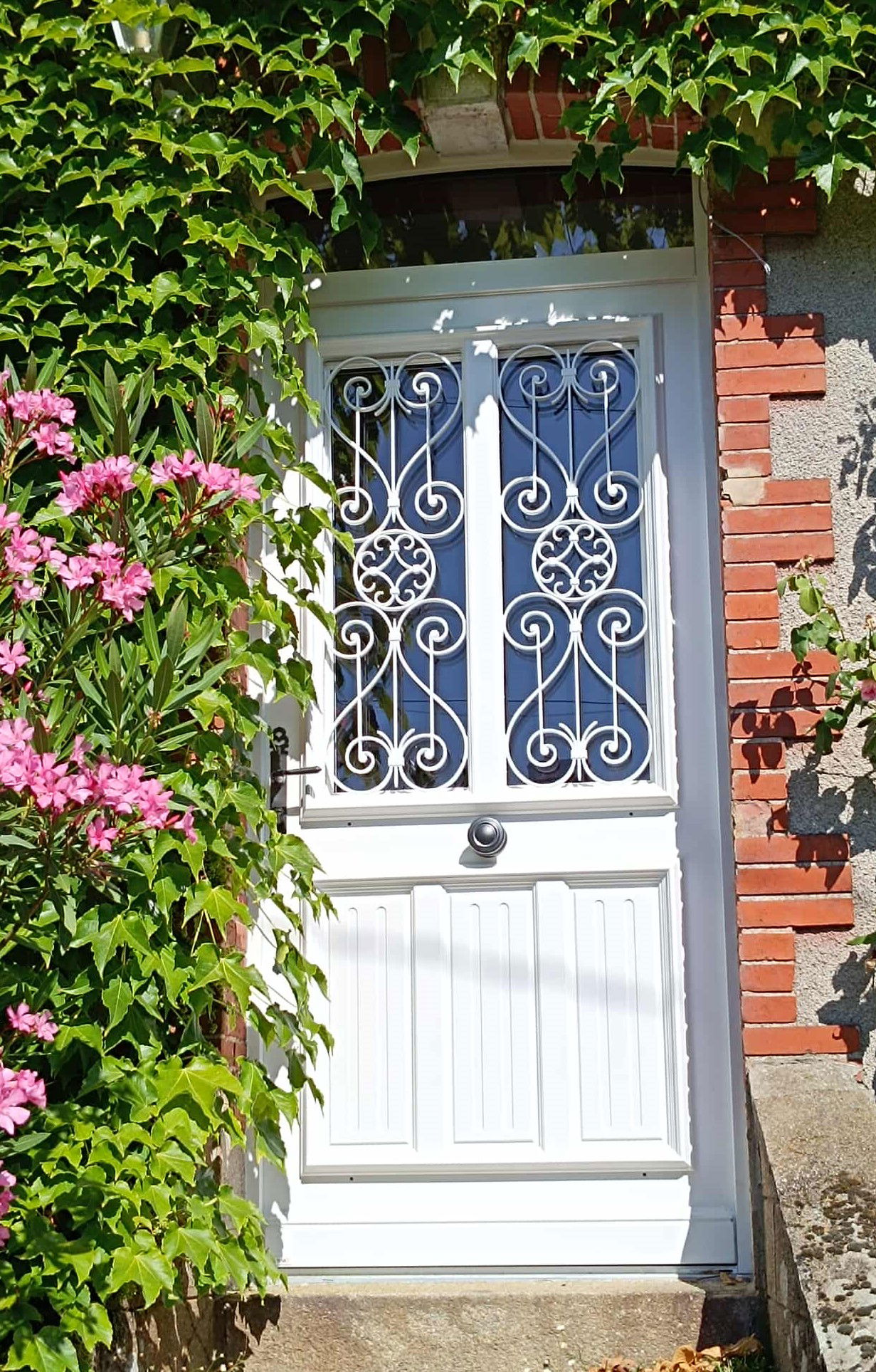 Nouvelle porte fabriquée sur demande avec récupération des anciennes grilles de défense.