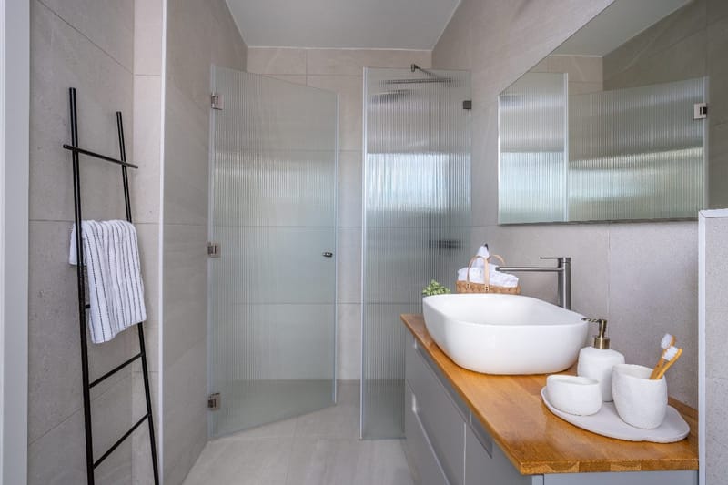 מקלחות ושירותים