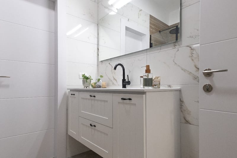 מקלחות ושירותים