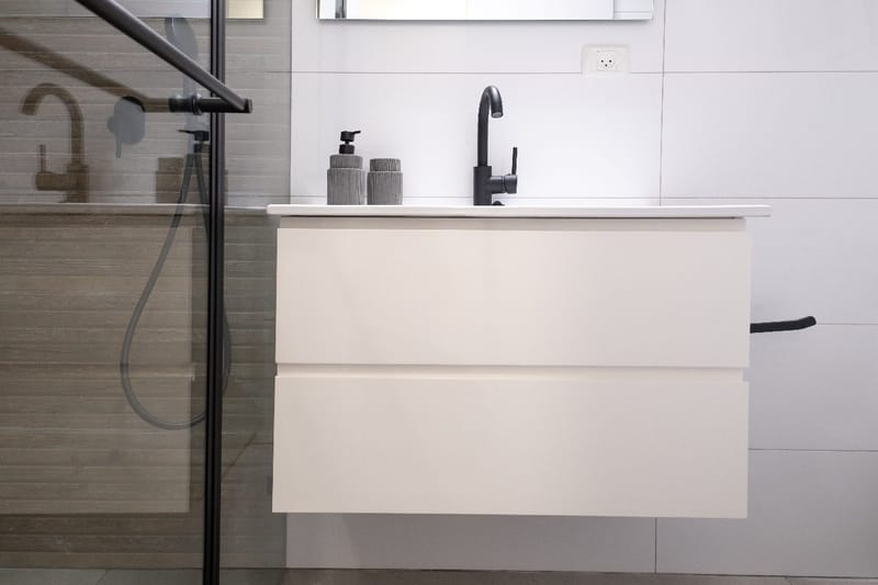 מקלחות ושירותים