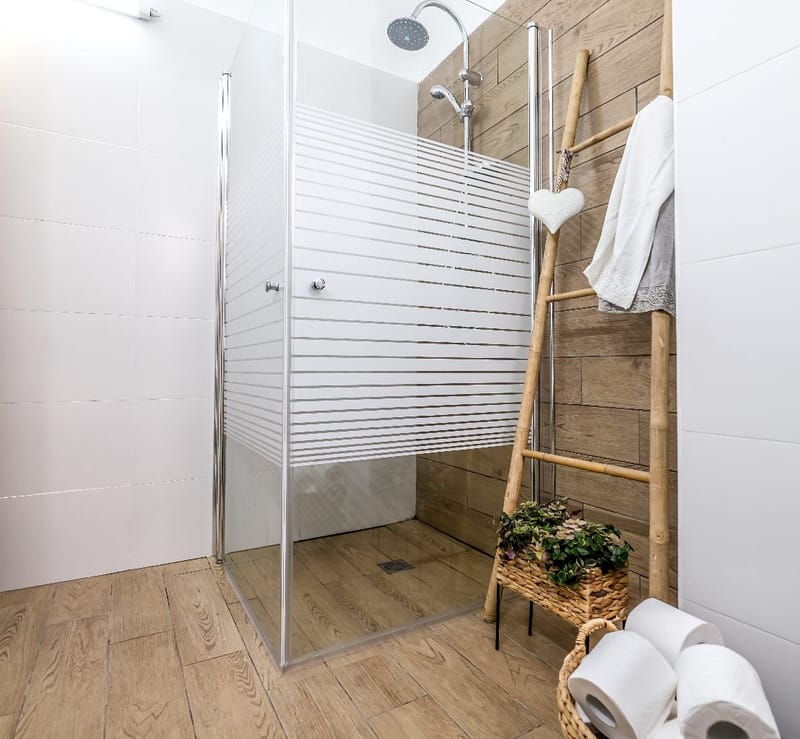 מקלחות ושירותים