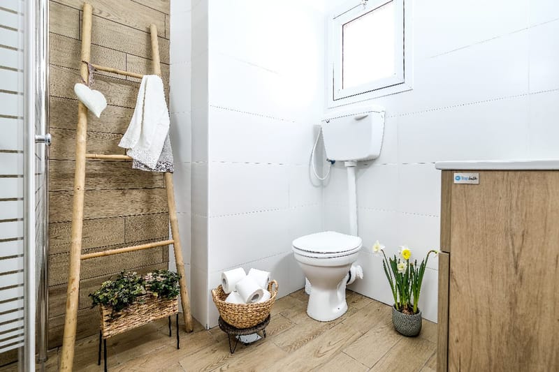 מקלחות ושירותים