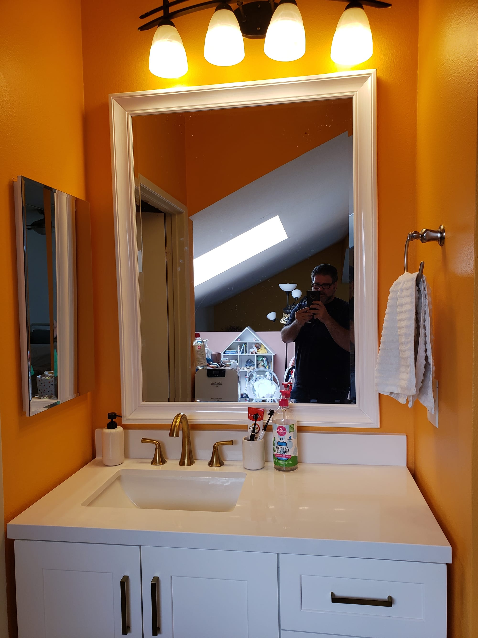 Sherman Oaks Vanity Upstairs - 91423