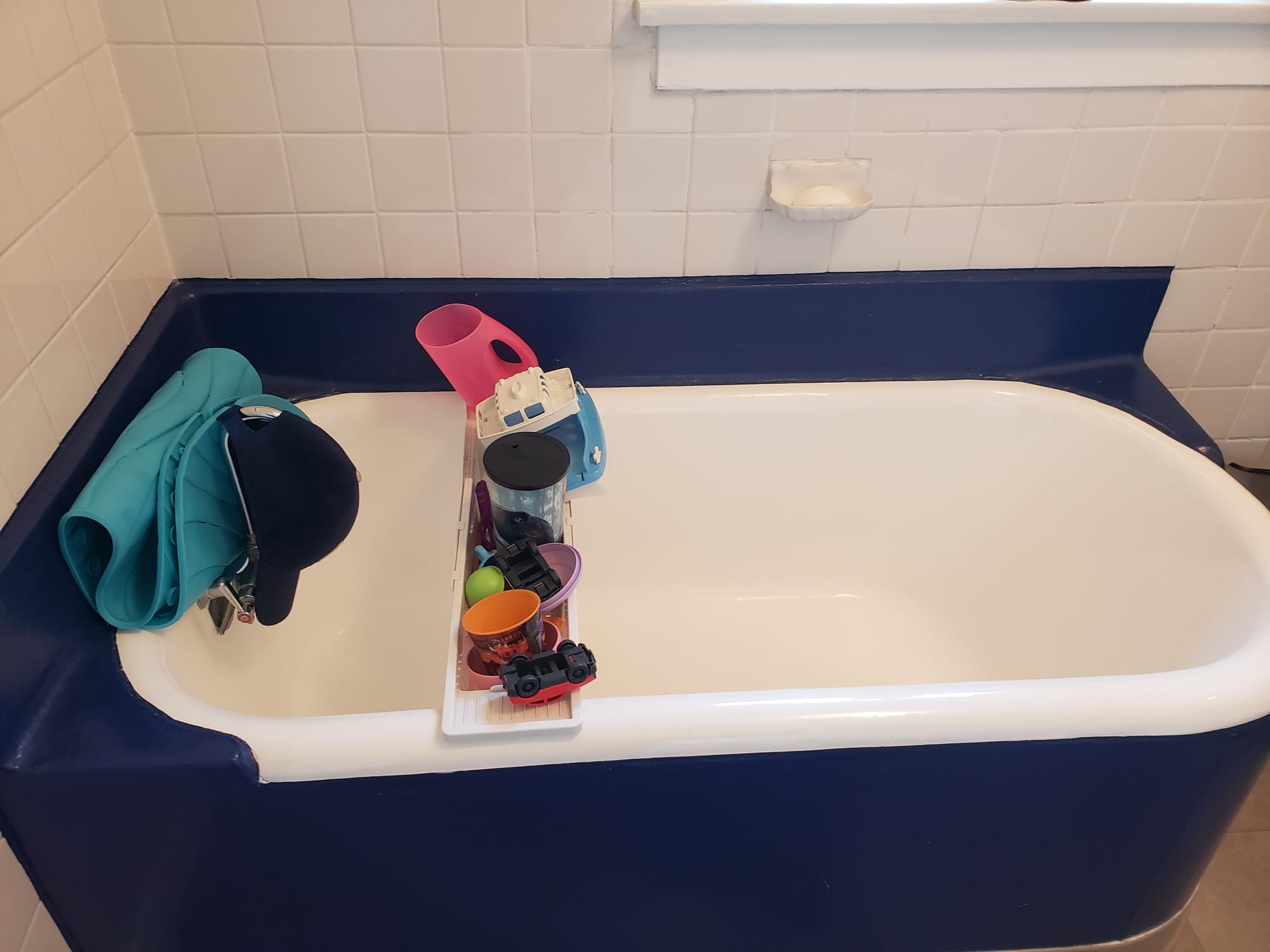 Los Angeles OLD TUB in the Guest Bathroom BEFORE Remodeling - 90065