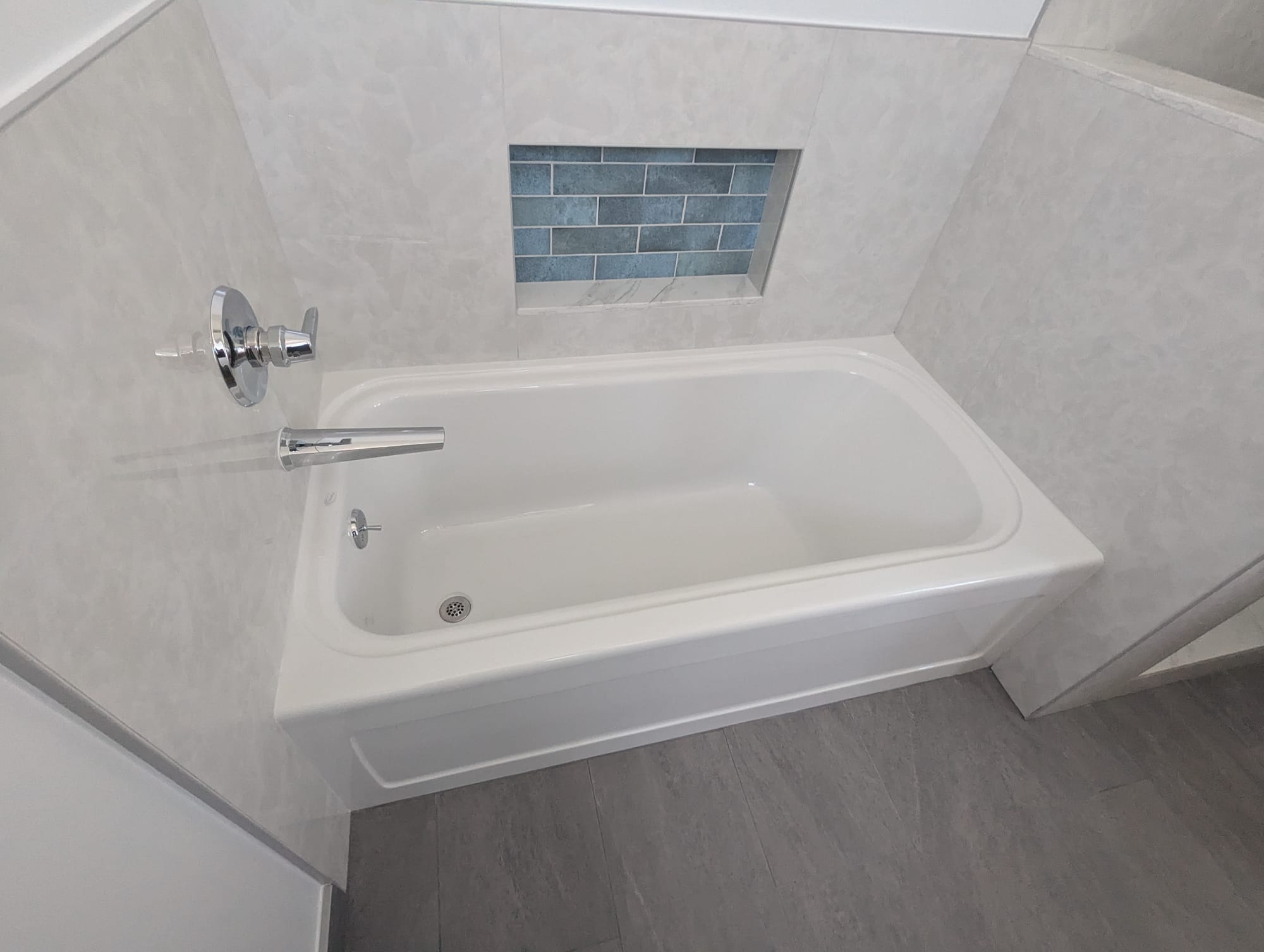 Santa Monica Master Bathroom Tub - BEFORE REMODELING
