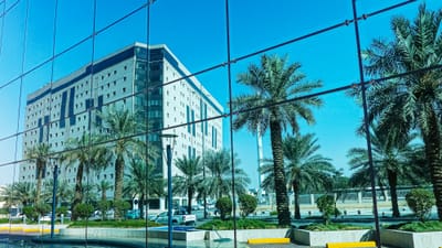 أهم 10 معايير لاختيار زجاج السيكوريت المناسب للمنازل والمحلات في الرياض